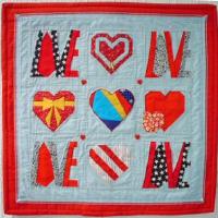 Marti Freedman nähte diesen herzigen Wandbehang und verwendete zusätzlich den Love-Schriftzug von Yvonne Nielson. Achten Sie darauf, dass das Pattern Spiegelschrift zeigt. www.yvonnes.dk/love2003.htm